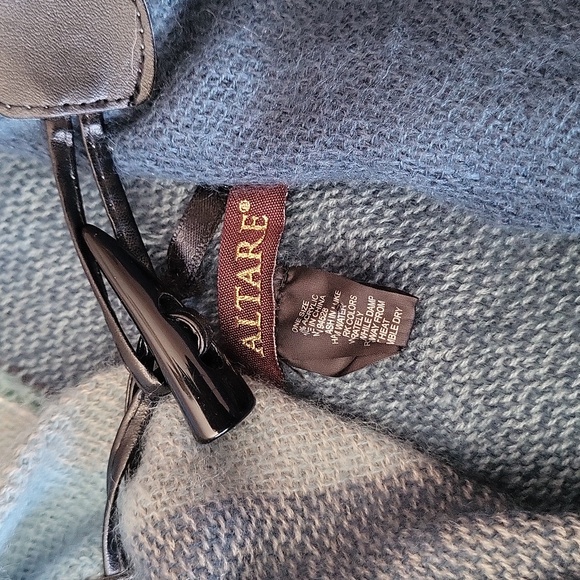 Altare Super Cozy Chic Blue Toggle Hooded Cape - Picture 6 of 6